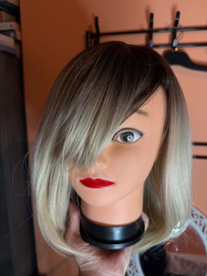 Wig with straight cut and ombré brown to blonde color like new