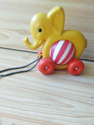 Винтидж играчка от 70-80-те употребявана, пластмасов слон с връв