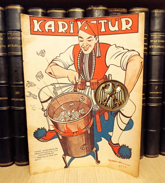 Τουρκικό περιοδικό Karikatur (27.3.1941, φ. 274) Με εξώφυλλο εύζωνα τσολιά να τηγανίζει τους Ιταλούς