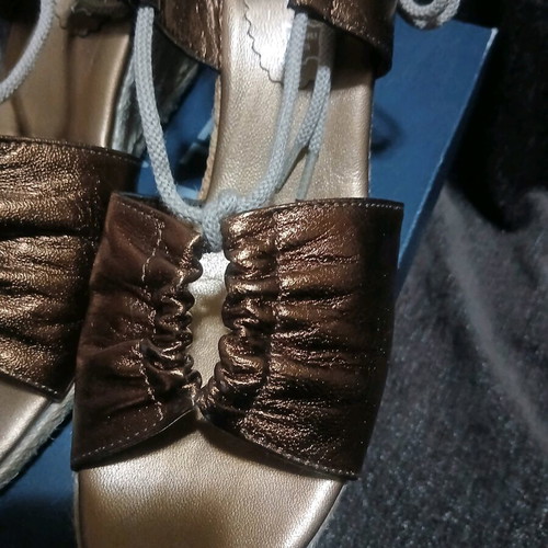 Bata women's leather sandals new, size 40, bronze color