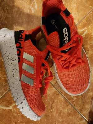 Adidas спортни обувки тийнейджърски като нови размер 36.5