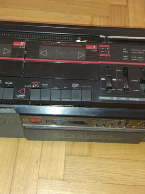 Hitachi trk-3d5w cassette player used, functional with radio