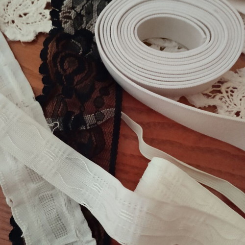 Elastic bands and lace like new, curtain tape with pockets
