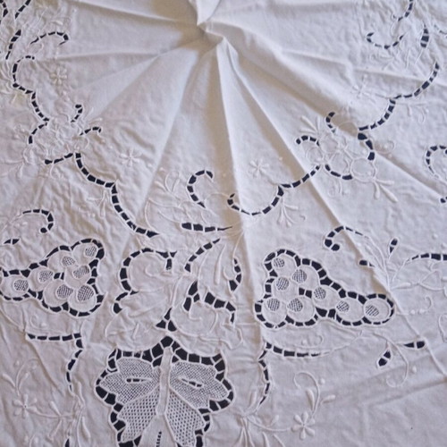 Round handmade tablecloth with cutwork and embroidery white like new, diameter 161cm