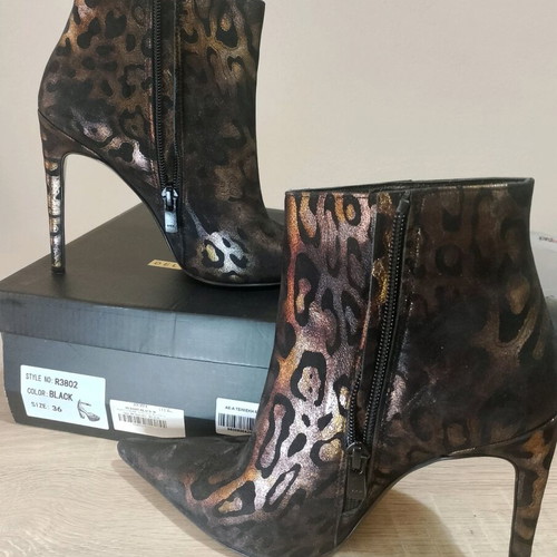 Mia Shoes ankle boots like new, black animal print with gold tones