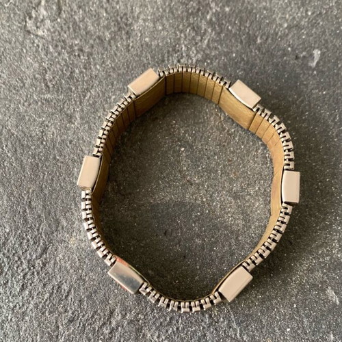 Magnetic bracelet used for rheumatism