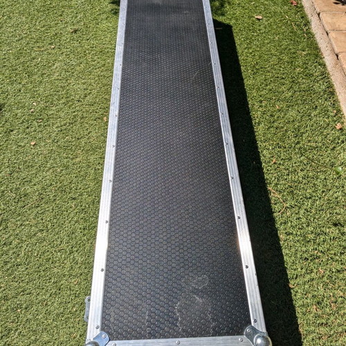 Hard wheeled case for keyboard like new