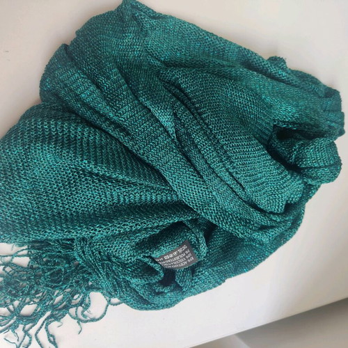 Emerald scarf like new, fine knitted with slight shimmer
