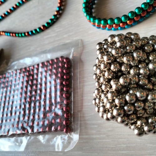Trelomagnites set like new, 21 large and 2 brand new sets