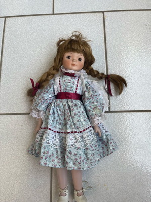 Heritage Mint collectible doll like new, 41cm height with metal stand