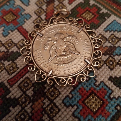 Pendant with 1968 half dollar used, 18K gold frame