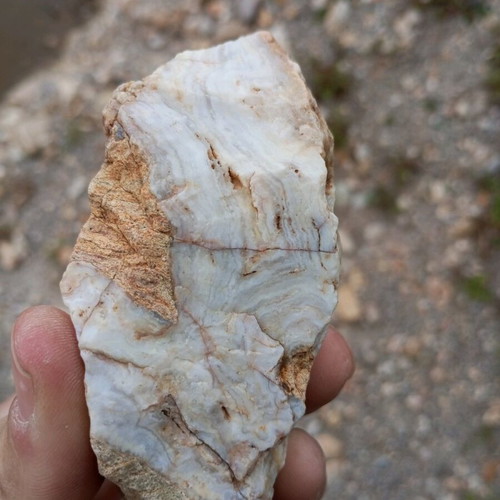 Milky quartz new with chalcedony from the eastern Aegean