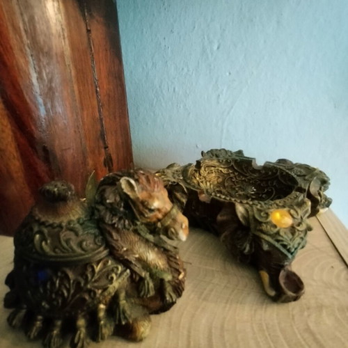 Vintage ashtray set like new, resin