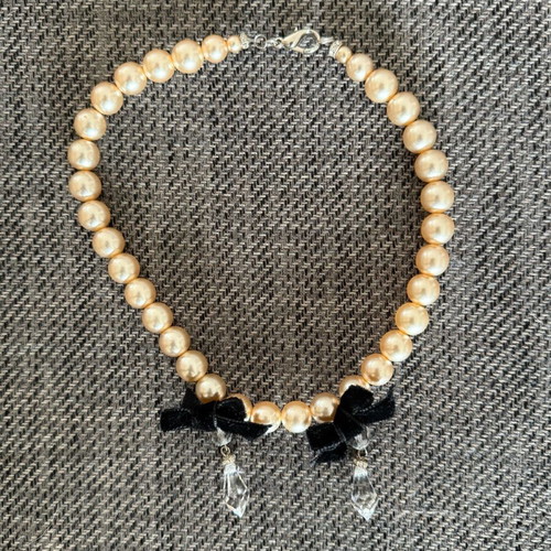 Short necklace with pearls, crystals and velvet bows like new