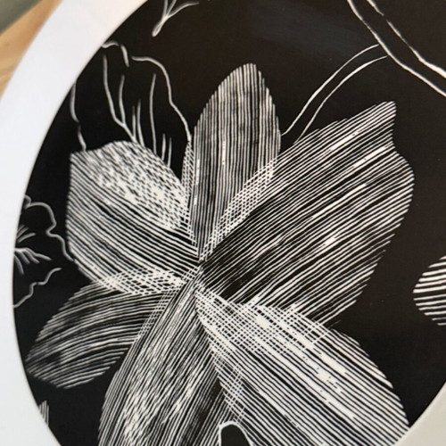Plastic plate used with black and white flower design 27 cm