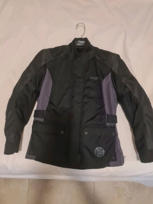 Μπουφάν Triumph μηχανής μέγεθος small με Tri-Tex τεχνολογία και προστασία Knox