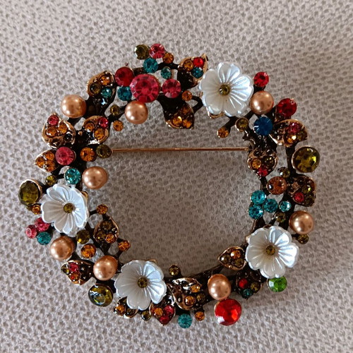 Pin new stainless steel with enamel, pearls and zirconia