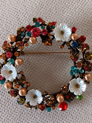 Pin new stainless steel with enamel, pearls and zirconia