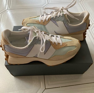 New Balance 327