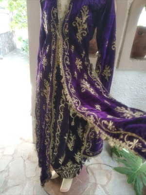 Παραδοσιακή φορεσιά 19ου αιώνα μεταχειρισμένη, βελούδινη με χρυσά κεντήματα