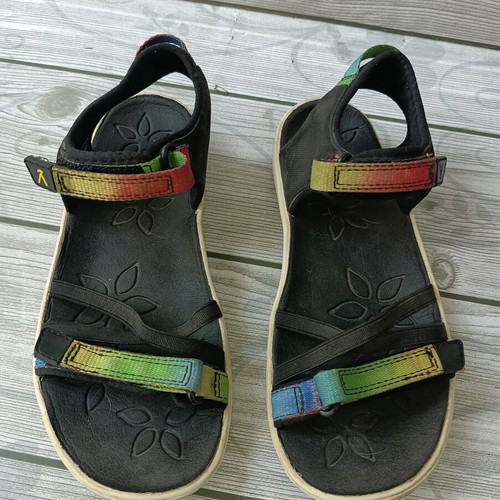 Keen sandals size 31 like new, colorful