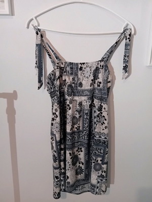 Blouse S/M like new, adjustable straps, black and gray