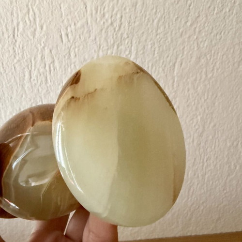 Onyx vase with marble-like surface and beautiful design, like new
