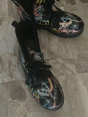 Women's boots new, size 36, black with designs