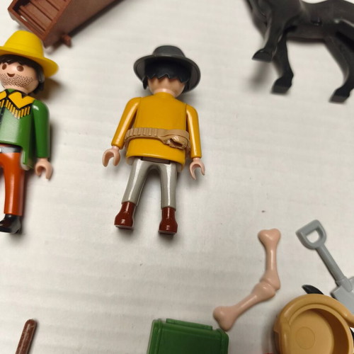 Playmobil Wild West lot with 3 cowboys and 2 indians, like new