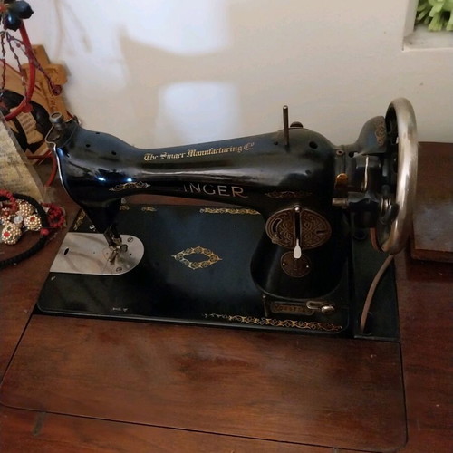 Singer Manufacturing Co. sewing machine like new with cabinet, late 1800s early 1900s