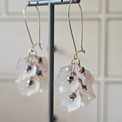 Dangling flower earrings like new with color-shifting beads