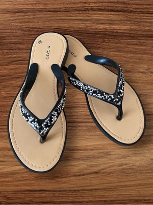 Γυναικείες σαγιονάρες με διακοσμητικές πέτρες