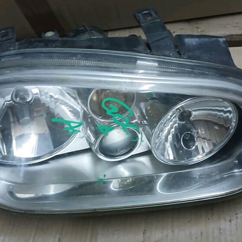 VW Golf 4 right headlight Valeo used, halogen projector lamp