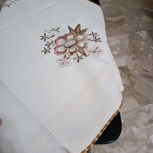 Machine Embroidery Tablecloth 70×70 cm like new