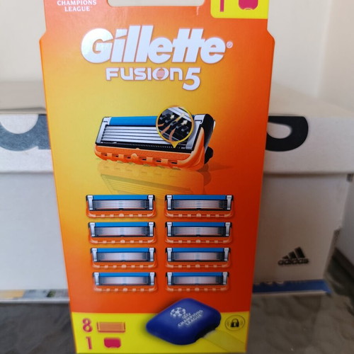 Gillette Fusion 5 8 ανταλλακτικές κεφαλές με θήκη ταξιδιού καινούργιο