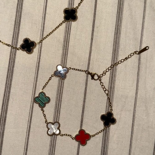 Jewelry set like new, 1 necklace and 2 bracelets with Palestine colors