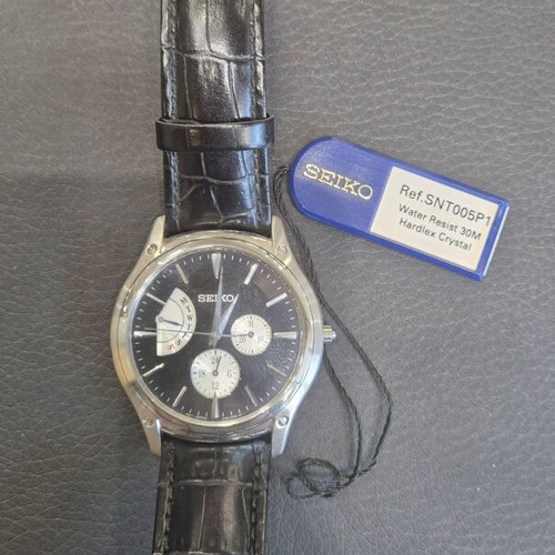 Seiko men's wristwatch new with leather strap and battery