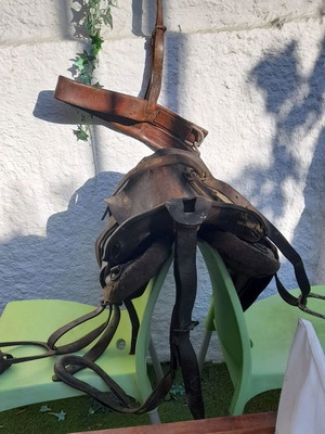 Αντίκα δερμάτινη σέλα ιππασίας μεταχειρισμένη με αναβολείς και χαλινάρι