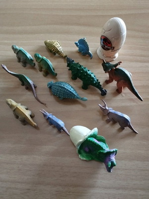 Dinosaur figures like new, small plastic animals all together