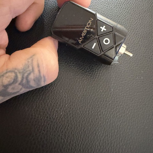 Vlad Blad Avenger 2 Pro tattoo machine used with Ambition Soldier battery and Lauro Paolini grip