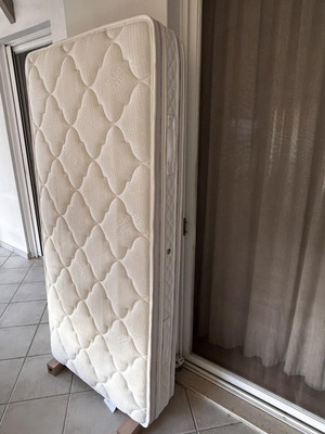 Candia Strom mattress like new, single 180×85 cm with small tear