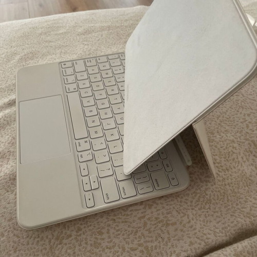 Apple iPad 10th Gen 10.9" 64GB Wi-Fi 2024 with Magic Keyboard Folio like new