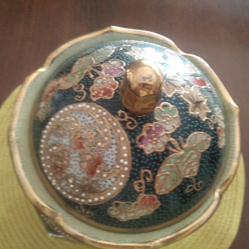 Satsuma container with lid and wooden base like new