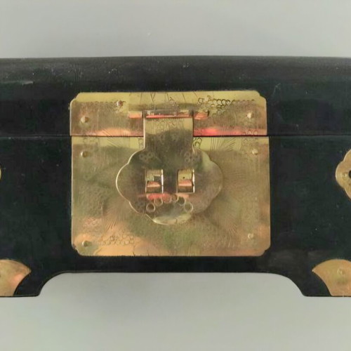 Wooden jewelry box with Chinese design like new, brown