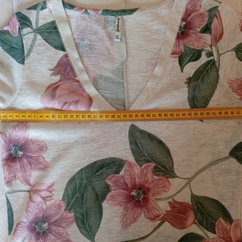 Stradivarius women's t-shirt size S like new, floral pattern