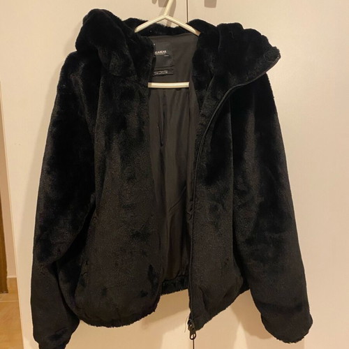 Fur with hood Pull & Bear black like new size M