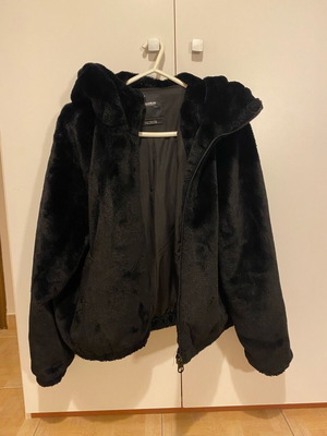 Fur with hood Pull & Bear black like new size M