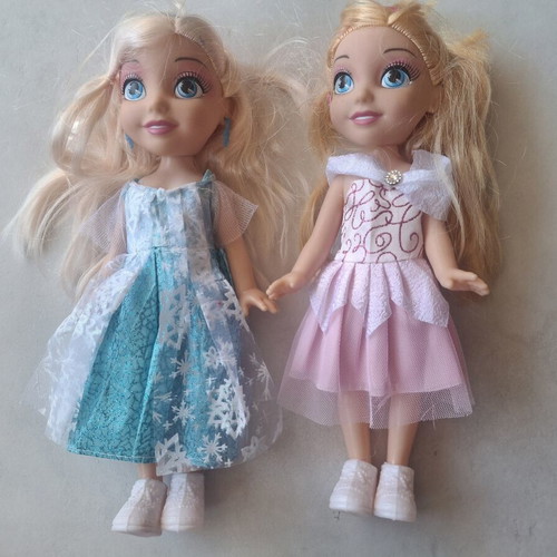 Dolls and bath-port bebe like new, set of 5 dolls and 1 bath-port bebe