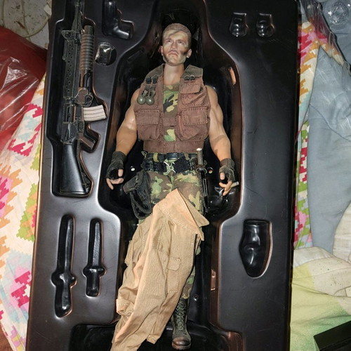 Hot Toys Predator 1/6 Scale figure new
