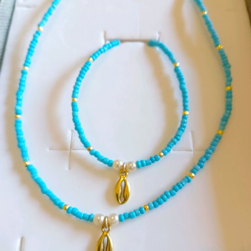 Necklace and bracelet set with turquoise beads and gold shell